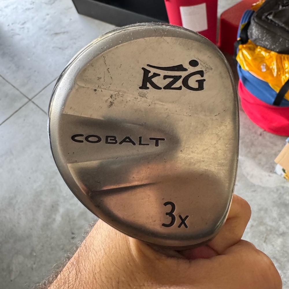 Kzg cobalt 300 fairway wood in right handed 
Graphite fujikura shaft in stiff